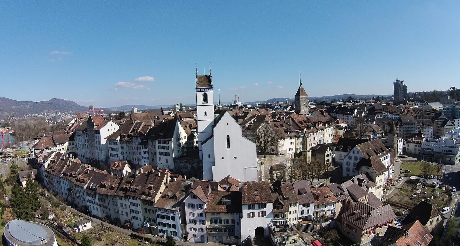 Aarau: veduta aerea del centro storico con la chiesa cittadina