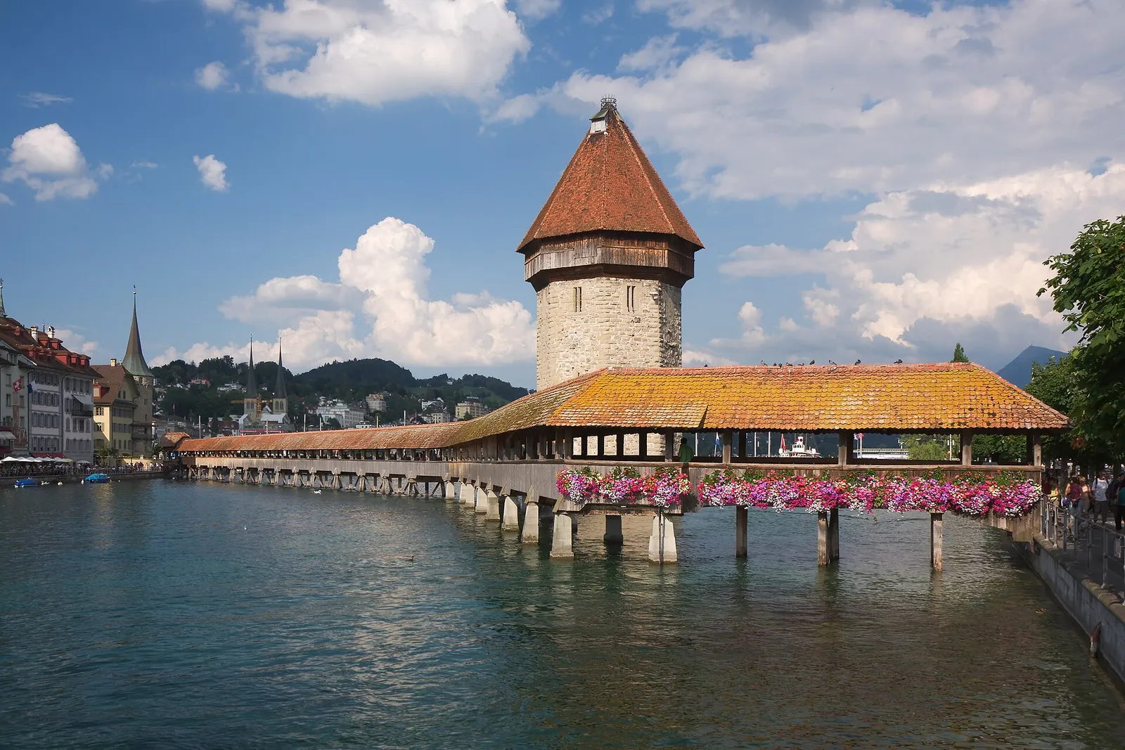 Lucerna: il Ponte della Cappella con la torre dell'acqua sulla Reuss