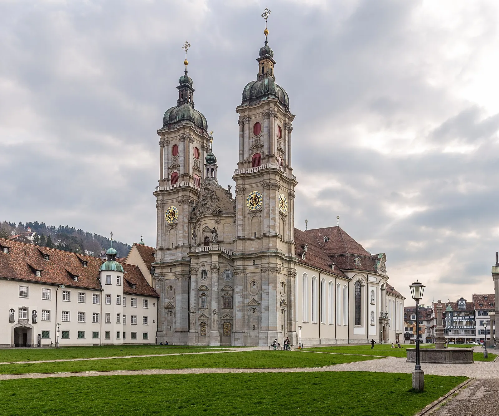 St. Gallen: Stiftskirche mit zwei Türmen im Stiftsbezirk